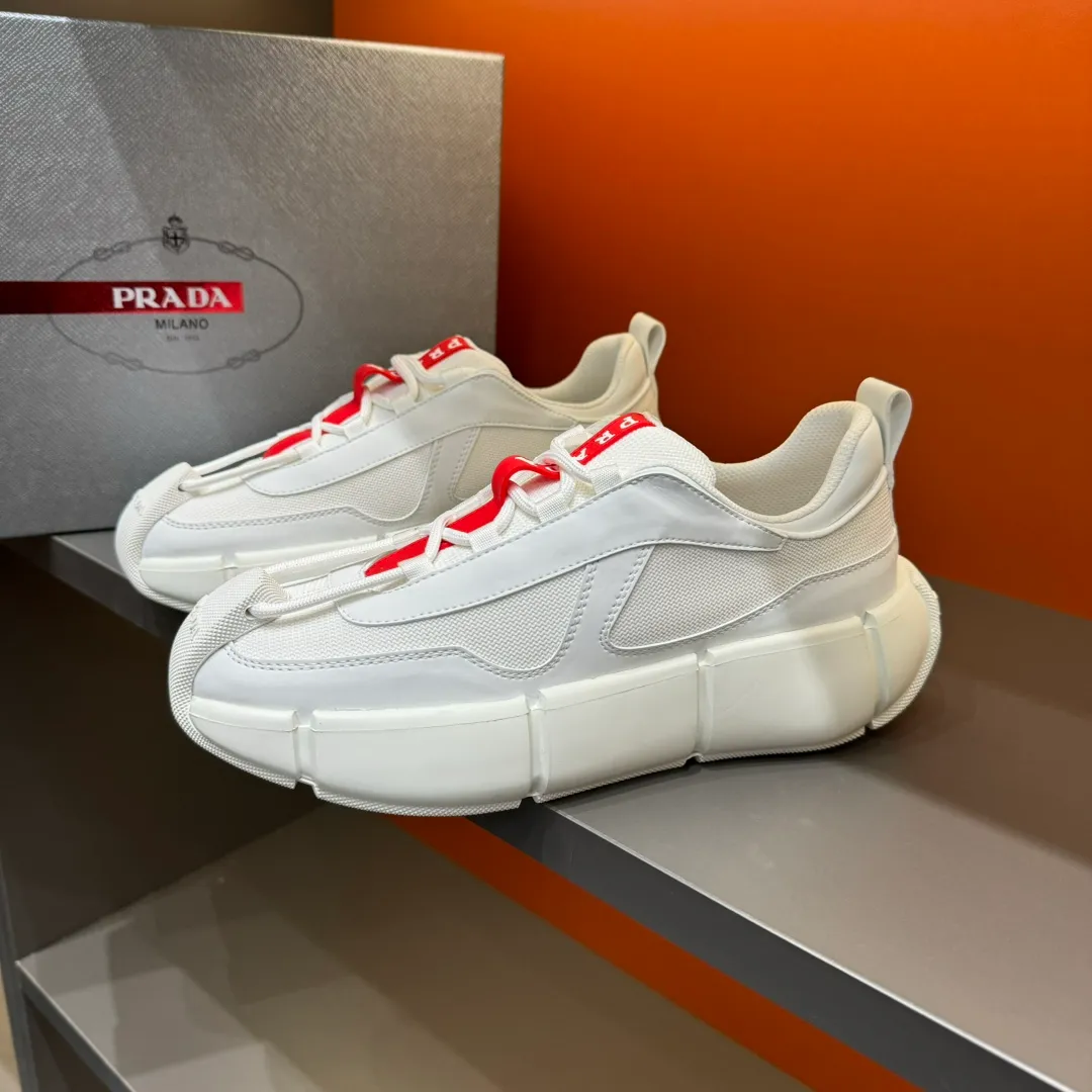 P460 PRADA/Prada men's lace-up leather casual sports shoes, the upper is made of cowhide leather and breathable mesh. It is soft, comfortable and breathable. The tongue is decorated with the PRADA brand letter logo. The thick rubber sole echoes the red label tongue. The style is fashionable and elegant. The details are carefully crafted. A casual sports shoe with a super western style and excellent breathability! Code number 38-45 (45 customized)